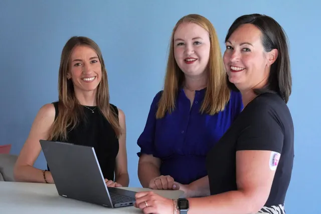 Katharina Rohrmeier (Group Risk & Compliance Manager), Lisa Mahlein (Assistant to the CFO) und Sabrina Grünthanner (Internal Communications Manager)